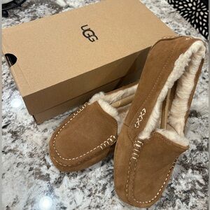UGG W ANSLEY - size 8 - never worn
